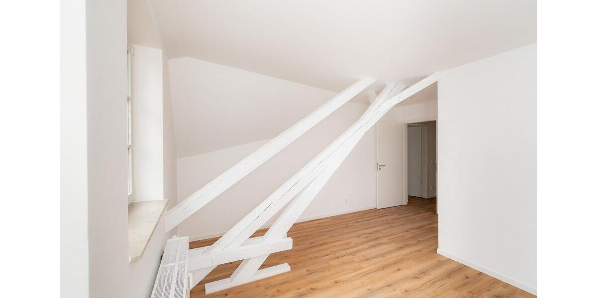 Dachgeschoßwohnung Dresden Loschwitz - 6 Zimmer, 160 m&sup2;, 2.200&euro; | Angebot:23432216
