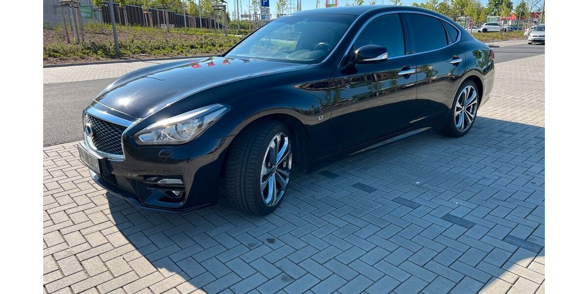 INFINITI Q70 94.000 km 17.200 € Dresden 01219