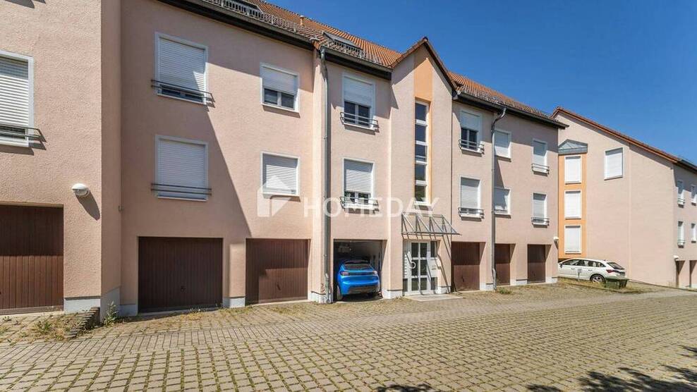 Modernisiert & sehr gepflegt: Dachgeschoßwohnung mit 3 Zimmern, EBK und Stellplatz in ruhiger Lage