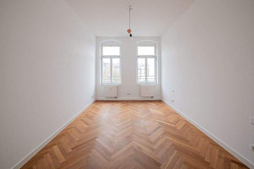 Komfortable Wohnung in mondänem Altbau in Elbnähe. Balkon, Parkett, und Tageslichtbad mit Wanne. 3 zimmer