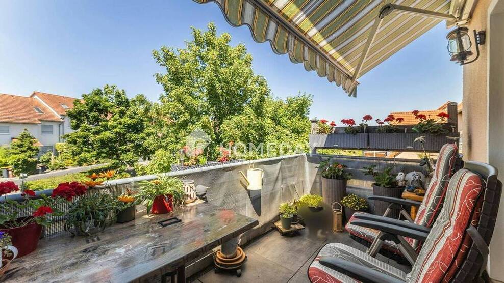 Modernisiert & sehr gepflegt: Dachgeschoßwohnung mit 3 Zimmern, EBK und Stellplatz in ruhiger Lage