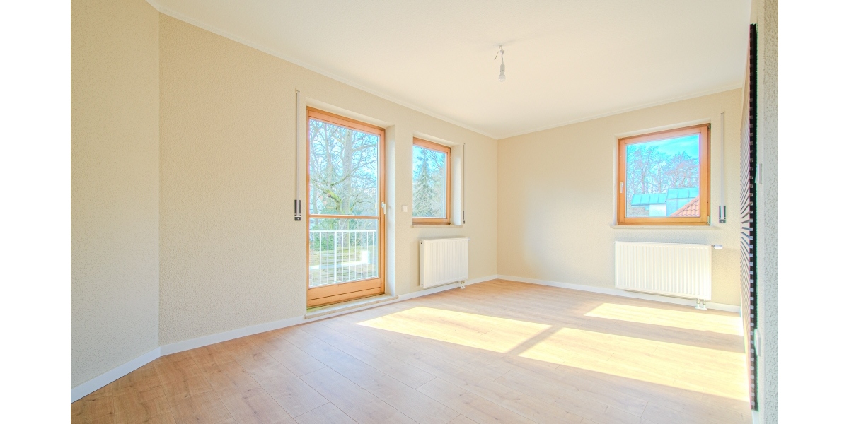 NEU SANIERT – KOMPLETT NEUES BAD MIT WANNE & FENSTER – NEUER BODENBELAG – GROSSE SONNENTERRASSE - Maisonettenwohnung Moritzburg Radebeul | Angebot:25440590