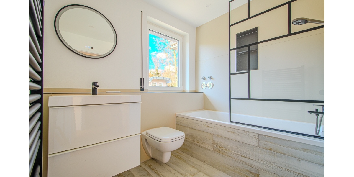 NEU SANIERT – KOMPLETT NEUES BAD MIT WANNE & FENSTER – NEUER BODENBELAG – GROSSE SONNENTERRASSE - Maisonettenwohnung Moritzburg Radebeul | Angebot:25440590