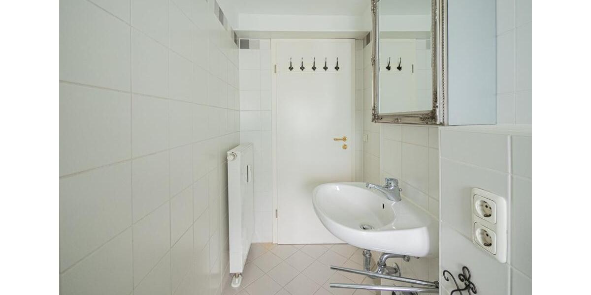 Teilmöblierte Altbauwohnung in malerischer Villa und bevorzugter Wohnlage. 2 zimmer