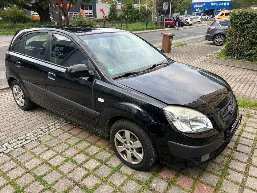 Kia Rio 246.000 km 1.700 € Dresden 01139