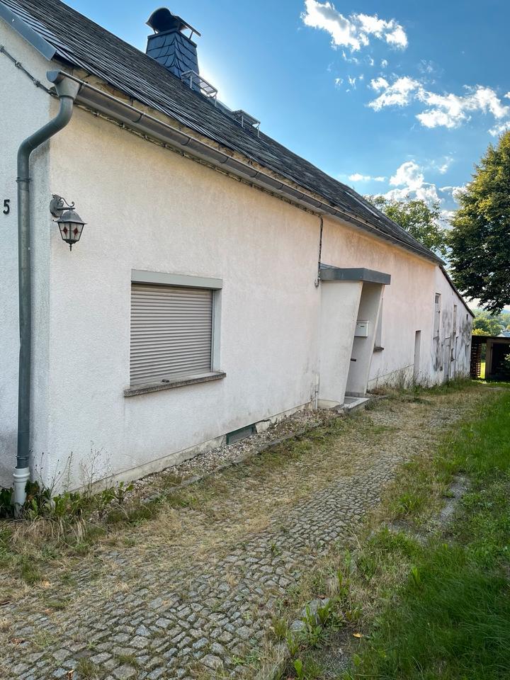 altes Bauernhaus mit großem Grundstück