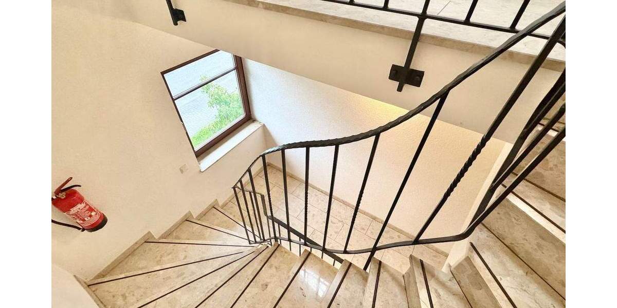 Bezugsfreie 2-Zimmer-Dachgeschosswohnung! Balkon! TG-Doppelparker oben! 2 zimmer