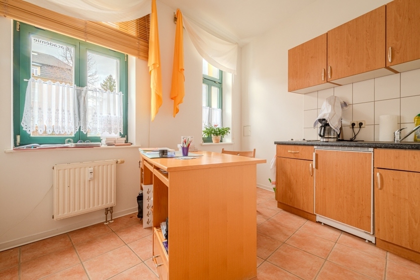 IDEALE FLÄCHE FÜR PRAXIS ODER BÜRO IM HOCHPARTERRE – ZENTRAL GELEGEN – PKW-STELLPLATZ – GROSSES WC