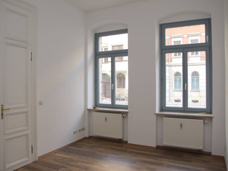 Schöne hohe Räume mit Sonnen-Balkon
