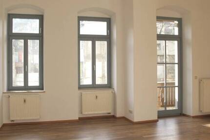 Schöne hohe Räume mit Sonnen-Balkon