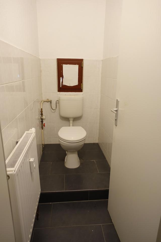 Ladengeschäft im Eingangsbereich zur Fußgängerzone zimmer