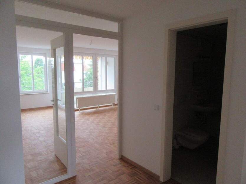 Helle und freundliche 2-Raum-Wohnung im Dresdner Norden! Mit Balkon, Einbauküche, Parkett, Aufzug und Tiefgarage in ruhiger Lage!
