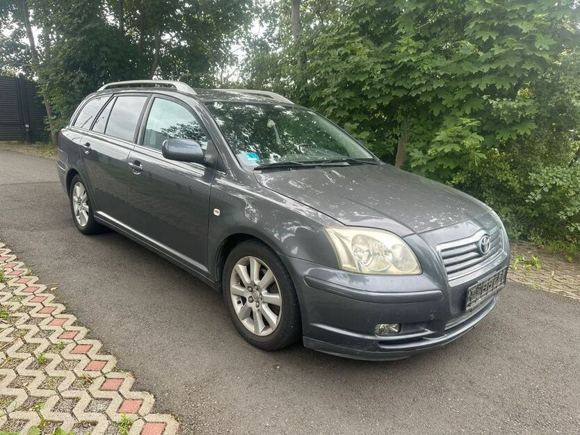 Toyota Avensis 210.000 km 2.290 € Dresden 01157