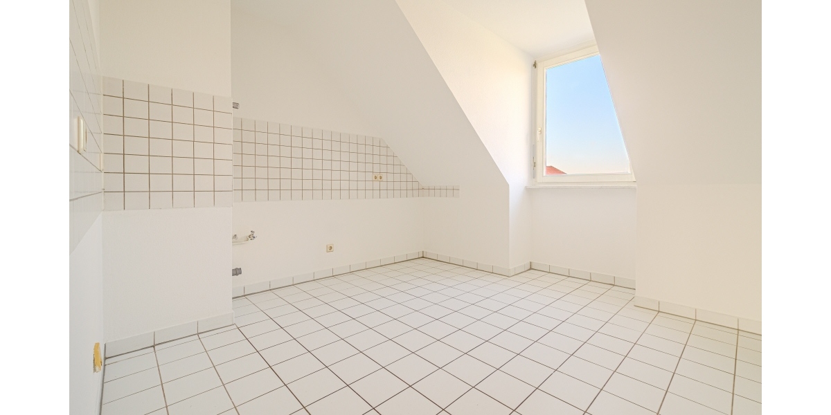 GANZ OBEN – GEMÜTLICHE MAISONETTE – BEZUGSFREI – DUSCHBAD MIT FENSTER – TG-PARKER - Dachgeschoßwohnung Dresden Strehlen | Angebot:27318190