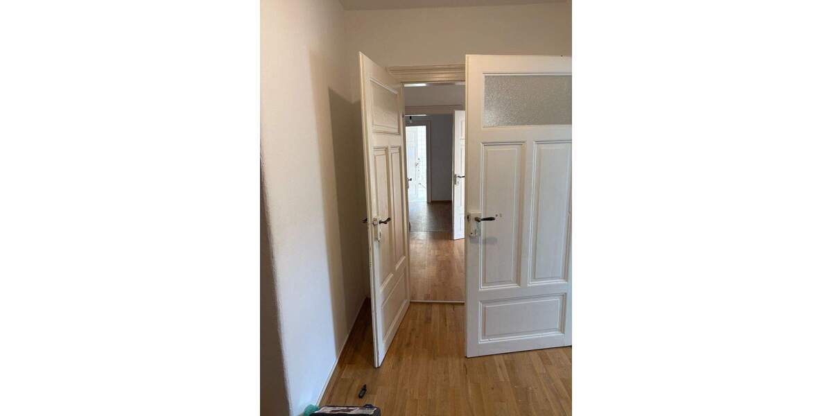 Neu renovierte Wohnung mit Balkon und EBK 3 zimmer