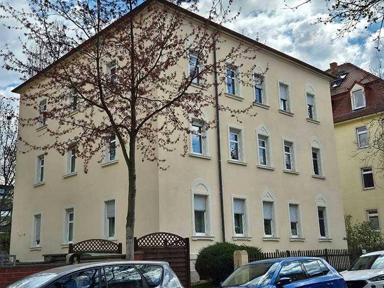 Leerstehende 2 -Zimmer-Maisonette-Wohnung sucht neuen Eigentümer und braucht Auffrischung
