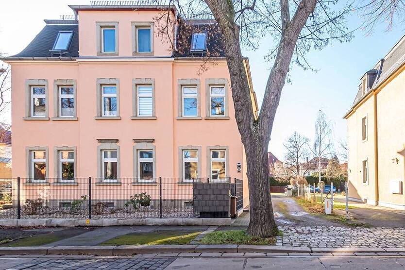 Charmante Etagenwohnung mit Tageslicht-Vollbad. EBK Übernahme möglich.