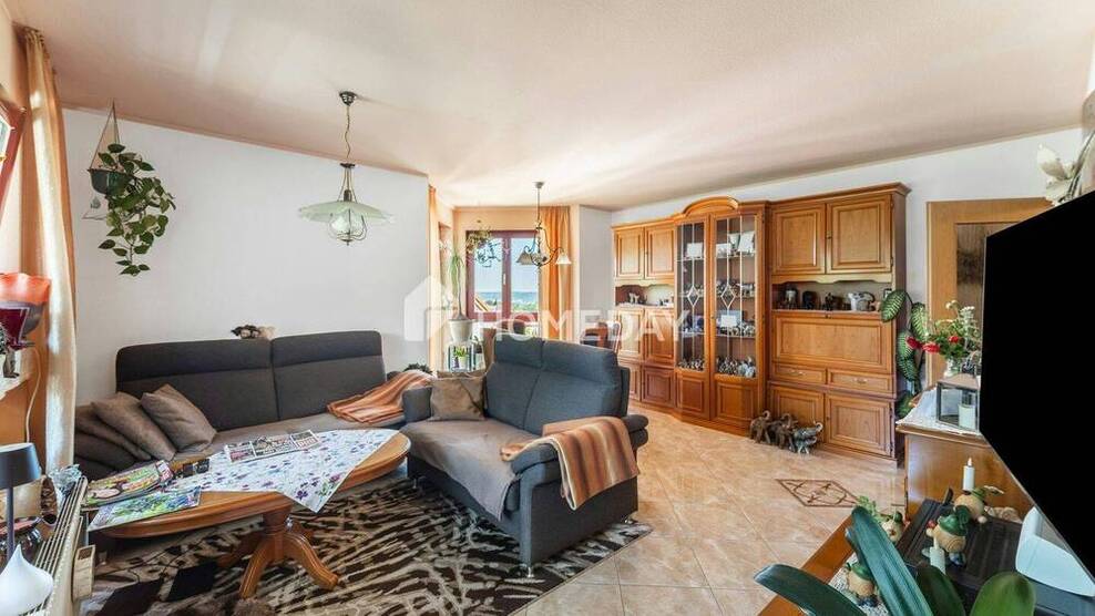 Modernisiert & sehr gepflegt: Dachgeschoßwohnung mit 3 Zimmern, EBK und Stellplatz in ruhiger Lage