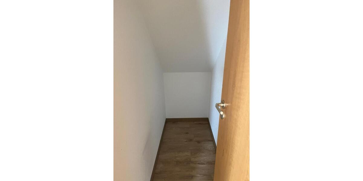 Wohnen in ruhiger Lage: gut geschnittene DG-Wohnung mit Vinylboden - Etagenwohnung Radeburg Radeburg | Angebot:27499550