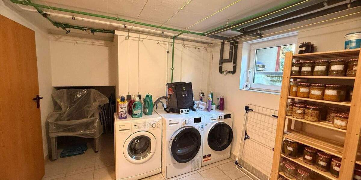 Gepflegtes Zweifamilienhaus mit großem Garten und Pool in Radebeul-Naundorf 7 zimmer