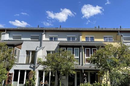 Entdecken Sie Ihr neues Zuhause in Dresden Pieschen Süd! Dieses charmante und lichtdurchflutete Reihenhaus bietet Ihnen auf drei Etagen eine perfekte Kombination aus Stil und Komfort. Mit einer... zimmer