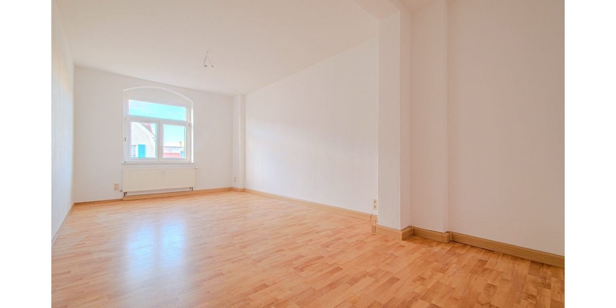 NEUES WANNENBAD MIT FENSTER & HANDTUCHHEIZKÖRPER – NEU GEFLIESTE KÜCHE – GUT GESCHNITTEN 2 zimmer