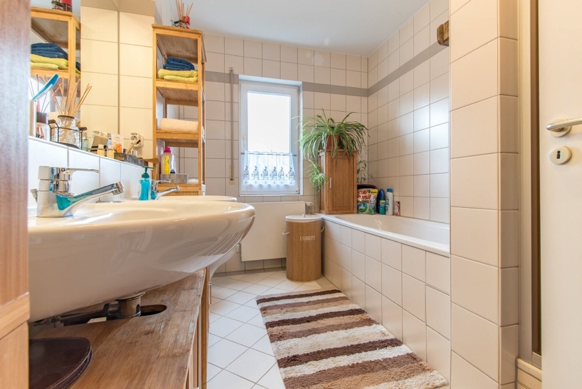 BEZUGSFREI – GROSSE TERRASSE – TAGESLICHTBAD MIT WANNE & DUSCHE – TOP LAGE – STELLPLATZ 2 zimmer