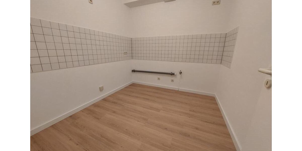 Neu renovierte 2 RWG im DG mit Lift zu vermieten! Bad mit Dusche! 2 zimmer