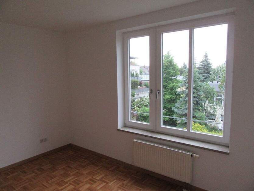 Helle und freundliche 2-Raum-Wohnung im Dresdner Norden! Mit Balkon, Einbauküche, Parkett, Aufzug und Tiefgarage in ruhiger Lage!