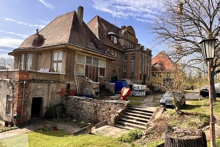Ehem. Fabrikantenvilla, Torhaus und umfangreiche Ländereien in abgeschiedener Lage bei Dresden. 31 zimmer