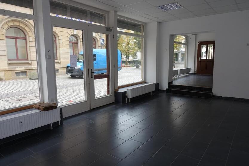 Ladengeschäft im Eingangsbereich zur Fußgängerzone zimmer