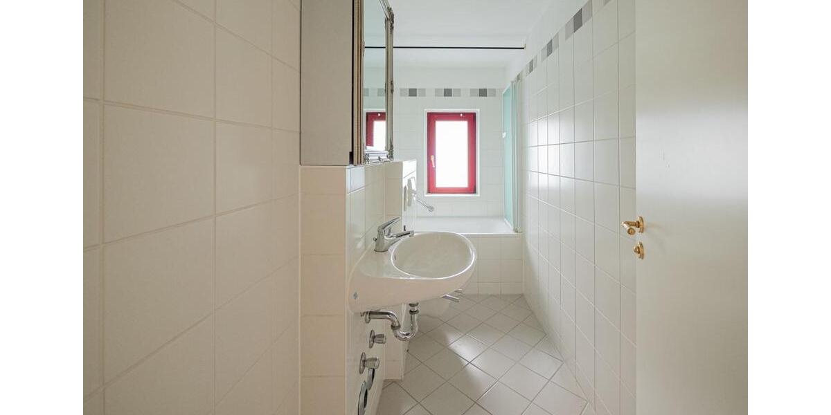 Teilmöblierte Altbauwohnung in malerischer Villa und bevorzugter Wohnlage. 2 zimmer