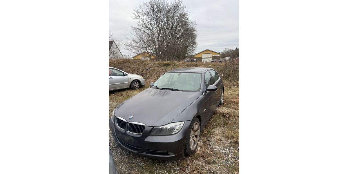 BMW 330 321.000 km 3.000 &euro; Hals 09370