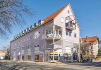 Bezugsfrei ab Mai: Gepflegte Dachgeschoßwohnung mit Aufzug, Tiefgaragenstellplatz in zentraler Lage