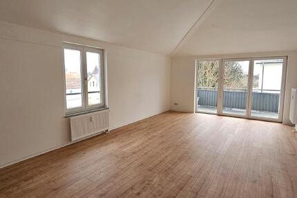 neu renoviert, kurzfristig frei: 3-Zi.-Wohnung mit Balkon & TG 3 zimmer