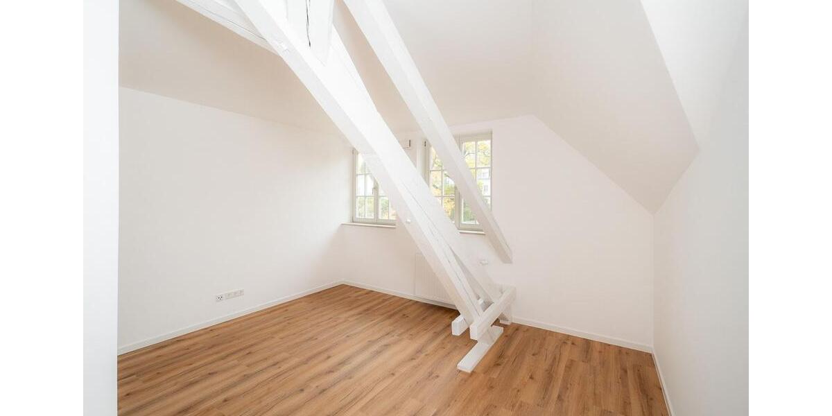 Dachgeschoßwohnung Dresden Loschwitz - 6 Zimmer, 160 m&sup2;, 2.200&euro; | Angebot:23432216