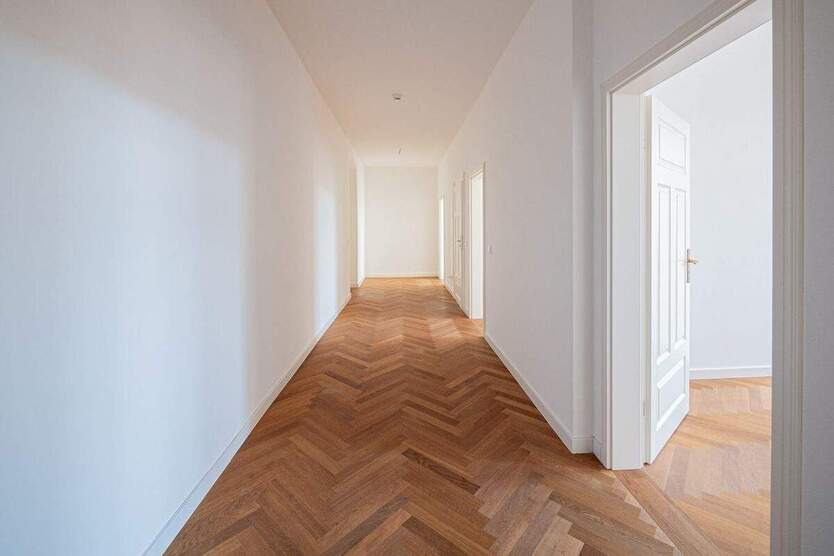 Komfortable Wohnung in mondänem Altbau in Elbnähe. Balkon, Parkett, und Tageslichtbad mit Wanne. 3 zimmer