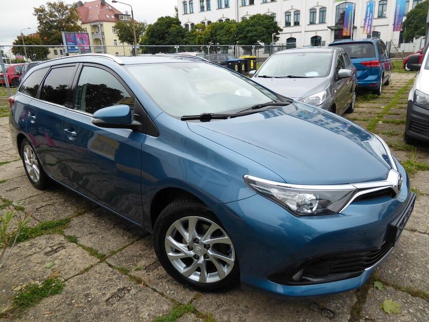Toyota Auris 95.060 km 11.699 € Dresden 01237