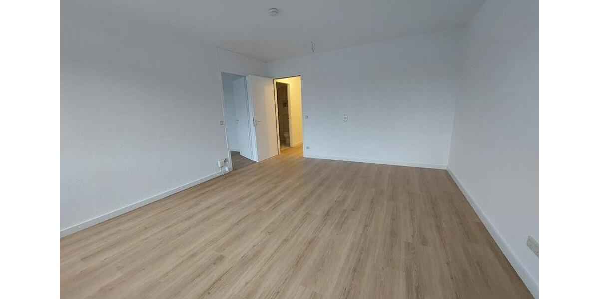 Neu renovierte 2 RWG im DG mit Lift zu vermieten! Bad mit Dusche! 2 zimmer