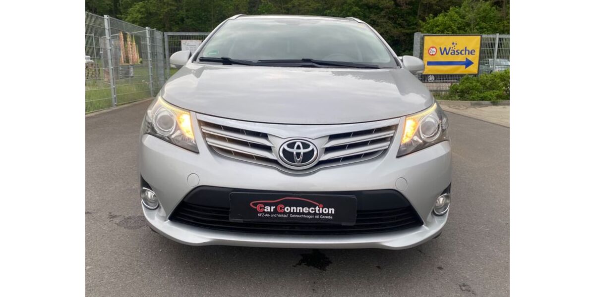 Toyota Avensis 160.901 km 4.499 &euro; Dresden 01187