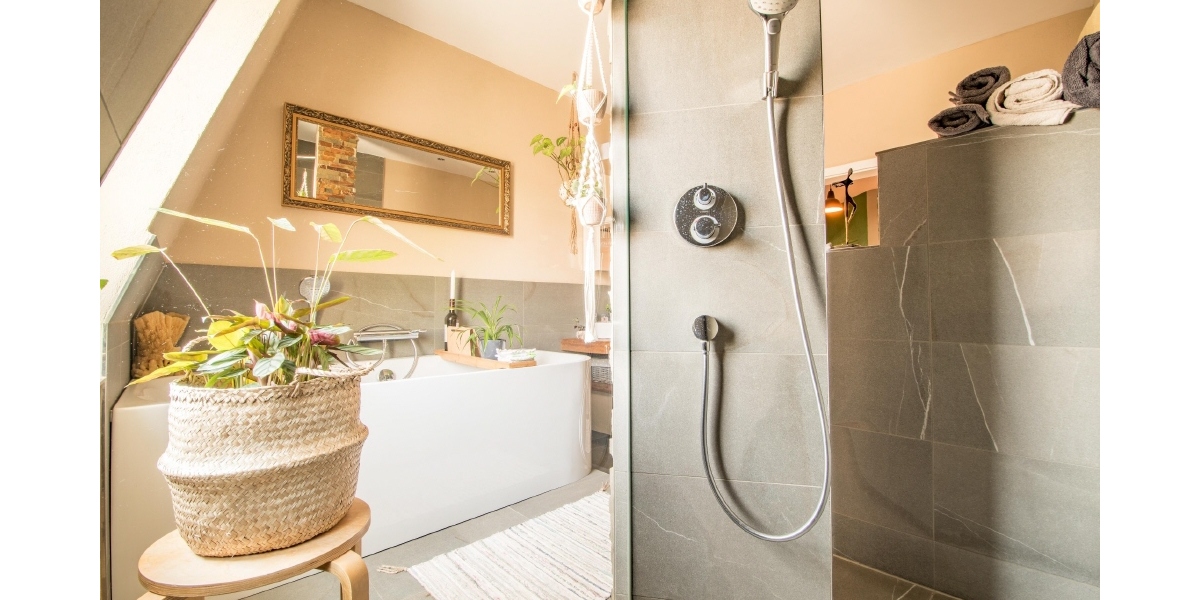 DACHTERRASSE – WANNEN-DUSCHBAD MIT FENSTER – GÄSTE-WC – EINBAUKÜCHE – MAISONETTE - Dachgeschoßwohnung Dresden Löbtau | Angebot:26548190