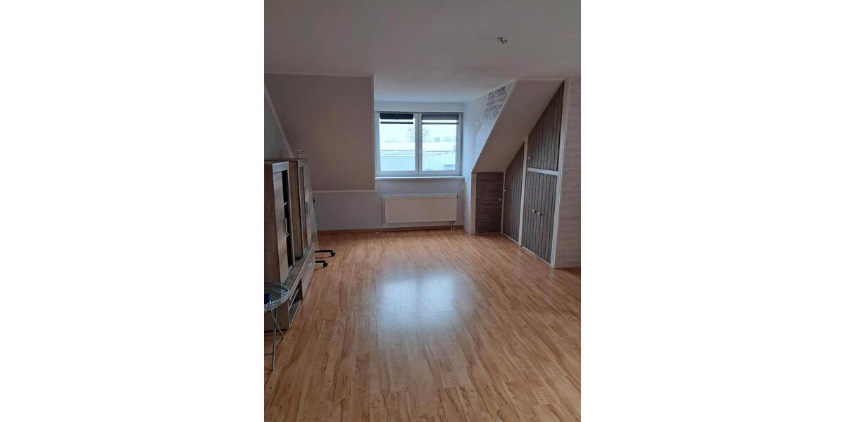 Schöne Dachgeschoss Wohnung zu vermieten 1 zimmer