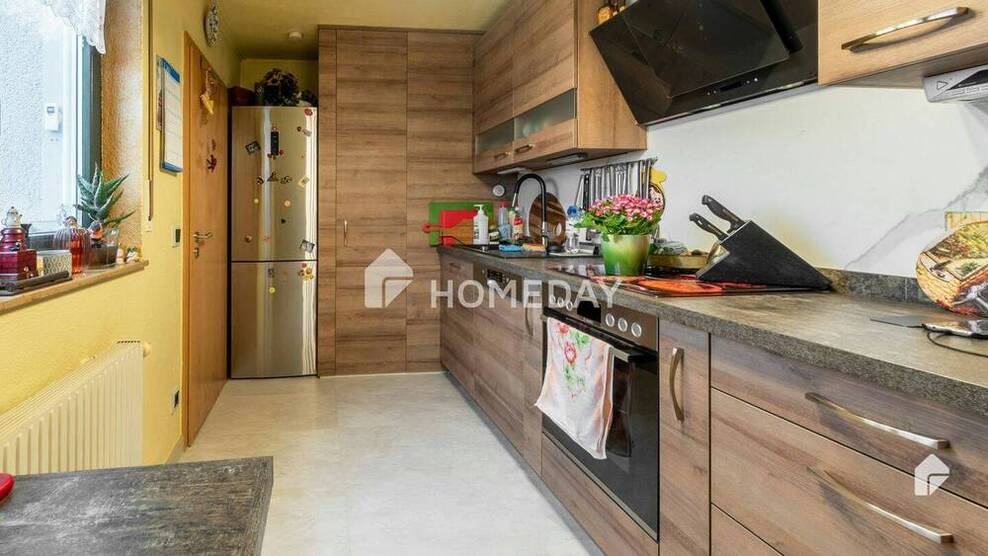 Modernisiert & sehr gepflegt: Dachgeschoßwohnung mit 3 Zimmern, EBK und Stellplatz in ruhiger Lage