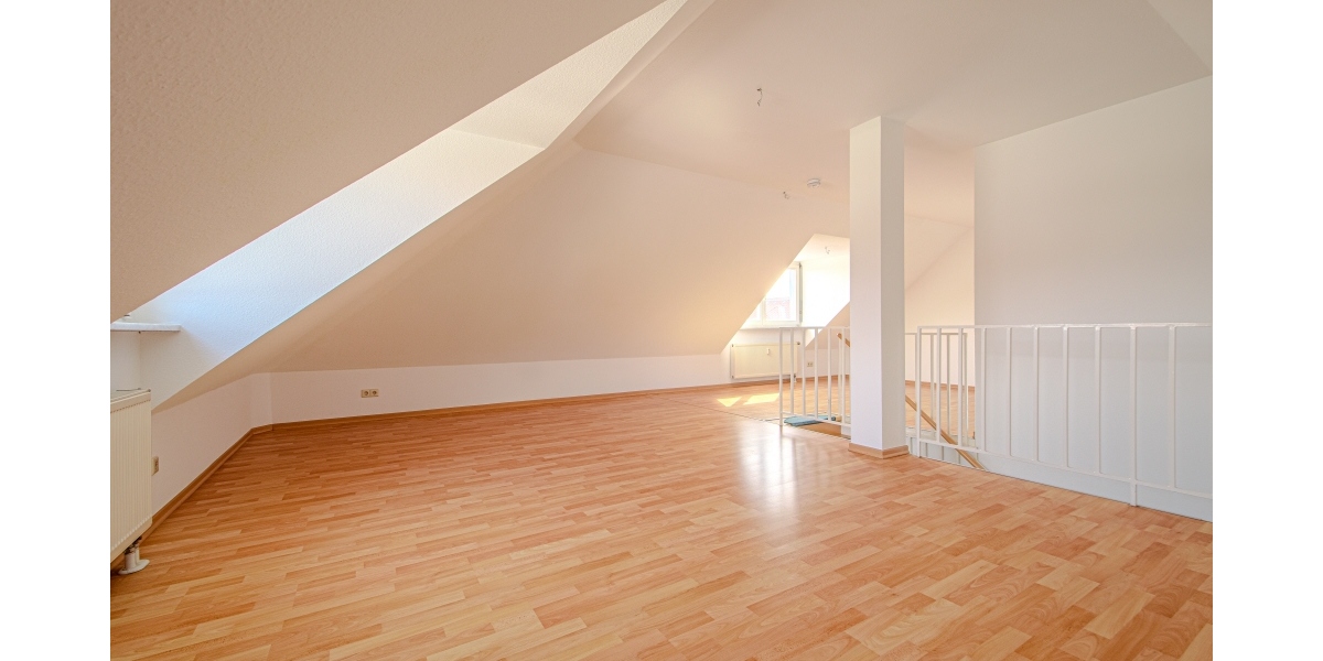 BEZUGSFREI – GEMÜTLICHE MAISONETTE – DACHTERRASSE – DUSCHBAD MIT FENSTER – TG-PARKER - Maisonettenwohnung Dresden Strehlen | Angebot:25857011