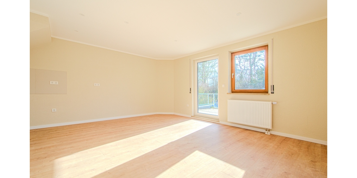 NEU SANIERT – KOMPLETT NEUES BAD MIT WANNE & FENSTER – NEUER BODENBELAG – GROSSE SONNENTERRASSE - Maisonettenwohnung Moritzburg Radebeul | Angebot:25440590