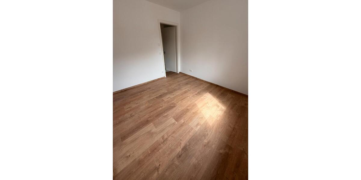 Erdgeschoßwohnung Dresden Klotzsche - 4 Zimmer, 100 m&sup2;, 1.750&euro; | Angebot:26477172