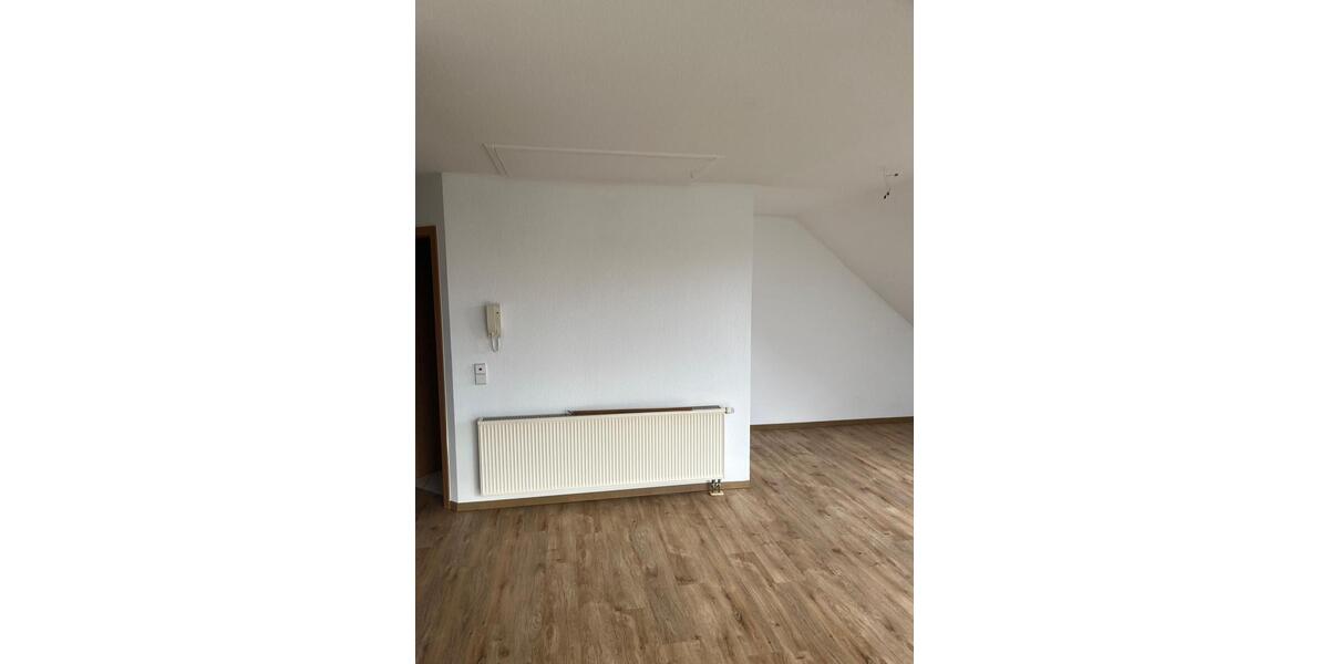 Wohnen in ruhiger Lage: gut geschnittene DG-Wohnung mit Vinylboden - Etagenwohnung Radeburg Radeburg | Angebot:27499550