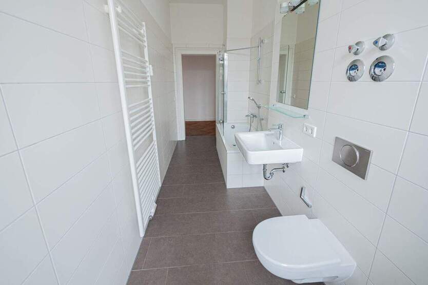 Komfortable Wohnung in mondänem Altbau in Elbnähe. Balkon, Parkett, und Tageslichtbad mit Wanne. 3 zimmer