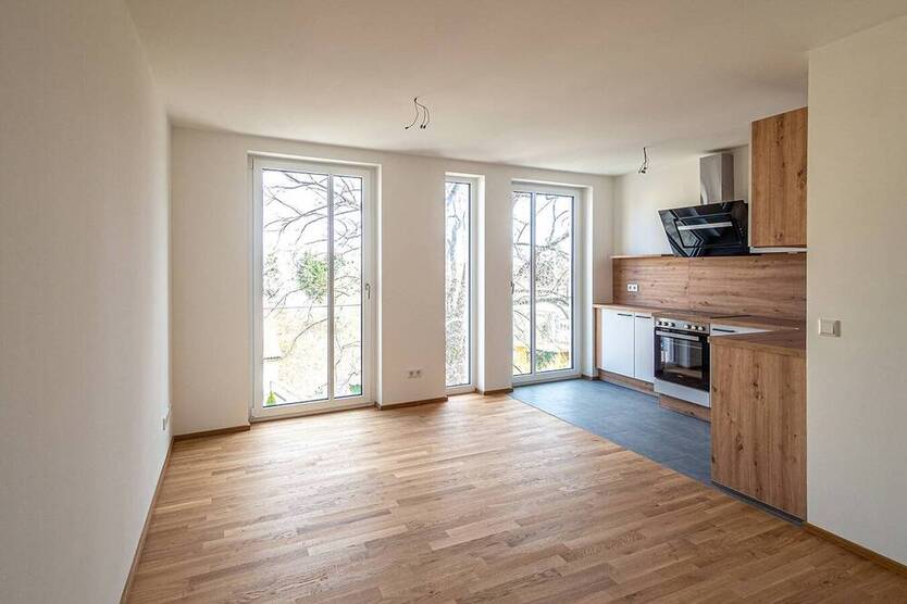 Schickes Apartment mit hochwertiger Ausstattung, Aufzug, EBK, Parkett, Dusche und Abstellraum.