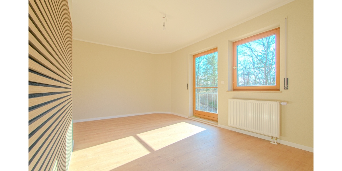 NEU SANIERT – KOMPLETT NEUES BAD MIT WANNE & FENSTER – NEUER BODENBELAG – GROSSE SONNENTERRASSE - Maisonettenwohnung Moritzburg Radebeul | Angebot:25440590